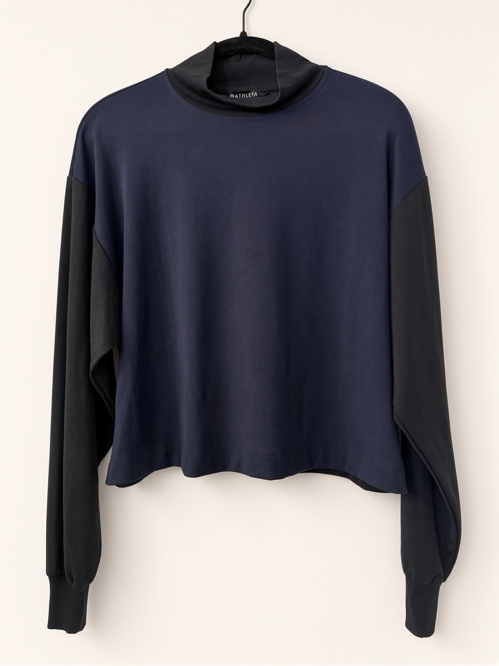 Athleta Navy Body w/ Black Sleeve Crew Pullover Like New Size Medium Mock T